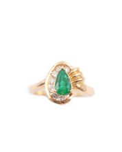 0.82ct faceted pear shape Emerald 14K yg Ring 7-Diamonds